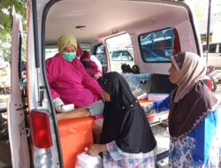 Curhat Emak-Emak di Posko Pengobatan Gratis DPC PKS Setu : Kepala Pusing Karena Banjir