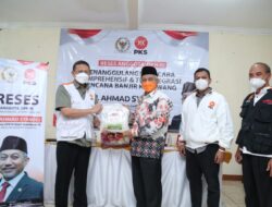 Reses di Dapil, Ahmad Syaikhu Salurkan Bantuan Beras untuk Korban Banjir