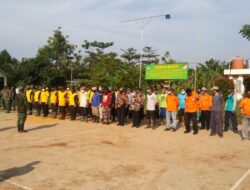 Bersama Masyarakat dan TNI, Relawan PKS Setu Bersihkan Sampah Banjir