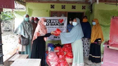 Kunjungi Labansari, Fatmah Hanum Berikan Bantuan untuk Penyintas Banjir
