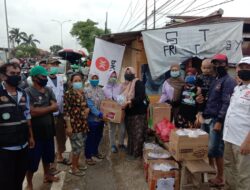 Kader PKS dan Masyarakat Bekasi Gotong Royong Bantu Korban Banjir