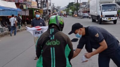 Gema Keadilan Cikarang Utara Bagikan Ta’jil on the Road