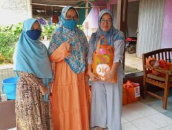 Peringati Hari Kartini, RKI Setu Bagikan Bingkisan Pada Warga