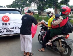 DPC PKS Cikarang Pusat Bagikan 450 Paket Takjil On The Road