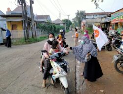 DPRa PKS Burangkeng Setu Bagikan Tajil Pada Masyarakat