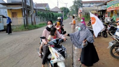 DPRa PKS Burangkeng Setu Bagikan Tajil Pada Masyarakat