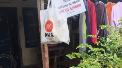 PKS Sukaraya Bagikan Bansos Untuk Warga Isoman