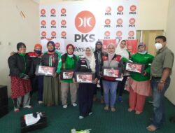 PKS Kabupaten Bekasi Bagikan Paket Sembako Ke Ojol