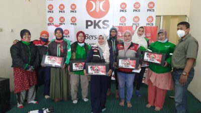 PKS Kabupaten Bekasi Bagikan Paket Sembako Ke Ojol