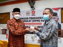 Presiden PKS Berikan KTA kepada Tokoh Masyarakat Jatimulya, Kabupaten Bekasi