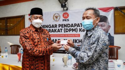 Presiden PKS Berikan KTA kepada Tokoh Masyarakat Jatimulya, Kabupaten Bekasi