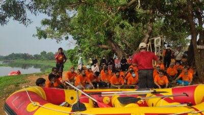 Siap Siaga Jelang Musim Penghujan, Relawan PKS Gelar Latihan Penyelamatan di Air