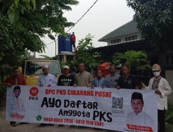 Pelayanan PDAM Terhenti, PKS Cikarang Pusat Bagikan Air Bersih