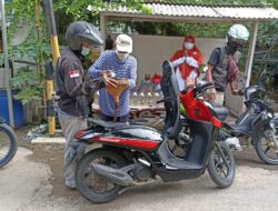 Peringati Hari Ayah, PKS Cikarang Pusat Bagikan Seratus Liter Bensin Gratis