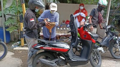 Peringati Hari Ayah, PKS Cikarang Pusat Bagikan Seratus Liter Bensin Gratis