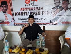 Bantu Advokasi Warga, Rusdi Haryadi Serahkan kartu BPJS PBI