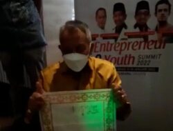 Ahmad Syaikhu Beri Tulisan PKS Pada Batik Khas Bekasi