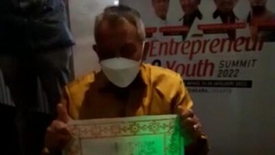 Ahmad Syaikhu Beri Tulisan PKS Pada Batik Khas Bekasi