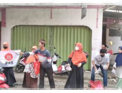 PKS Tambun Selatan Bagikan Ratusan Paket Ta’jil