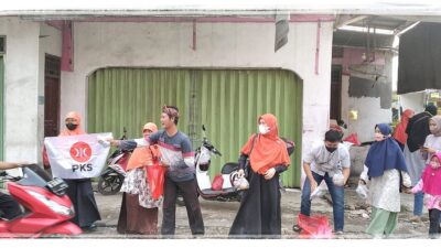 PKS Tambun Selatan Bagikan Ratusan Paket Ta’jil