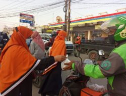 PKS Cibitung Bagikan Seribu Paket Ta’jil di Wanasari dan Wanajaya