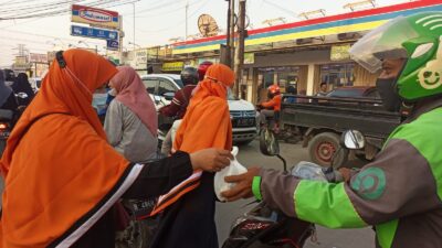 PKS Cibitung Bagikan Seribu Paket Ta’jil di Wanasari dan Wanajaya