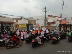 PKS Mekarsari Bagikan 500 Paket Takjil Sambil Sosialisasikan Logo