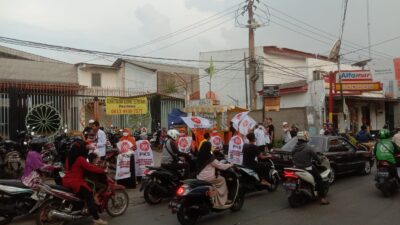 PKS Mekarsari Bagikan 500 Paket Takjil Sambil Sosialisasikan Logo