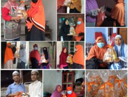PKS Cibitung Berbagi Bingkisan untuk Guru Ngaji
