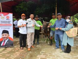 Syaikhu Serahkan Hewan Kurban kepada DPD PKS Kabupaten Bekasi