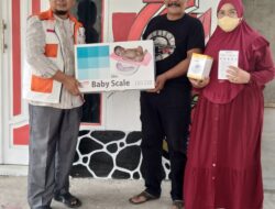 Ayub Rohadi Berikan Bantuan Peralatan Kesehatan Kepada Posyandu RW 032 Kartika Wanasari