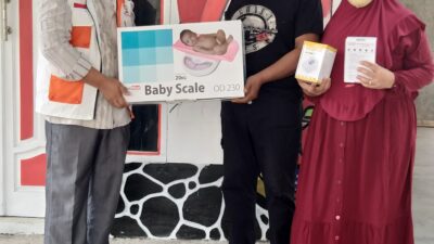 Ayub Rohadi Berikan Bantuan Peralatan Kesehatan Kepada Posyandu RW 032 Kartika Wanasari