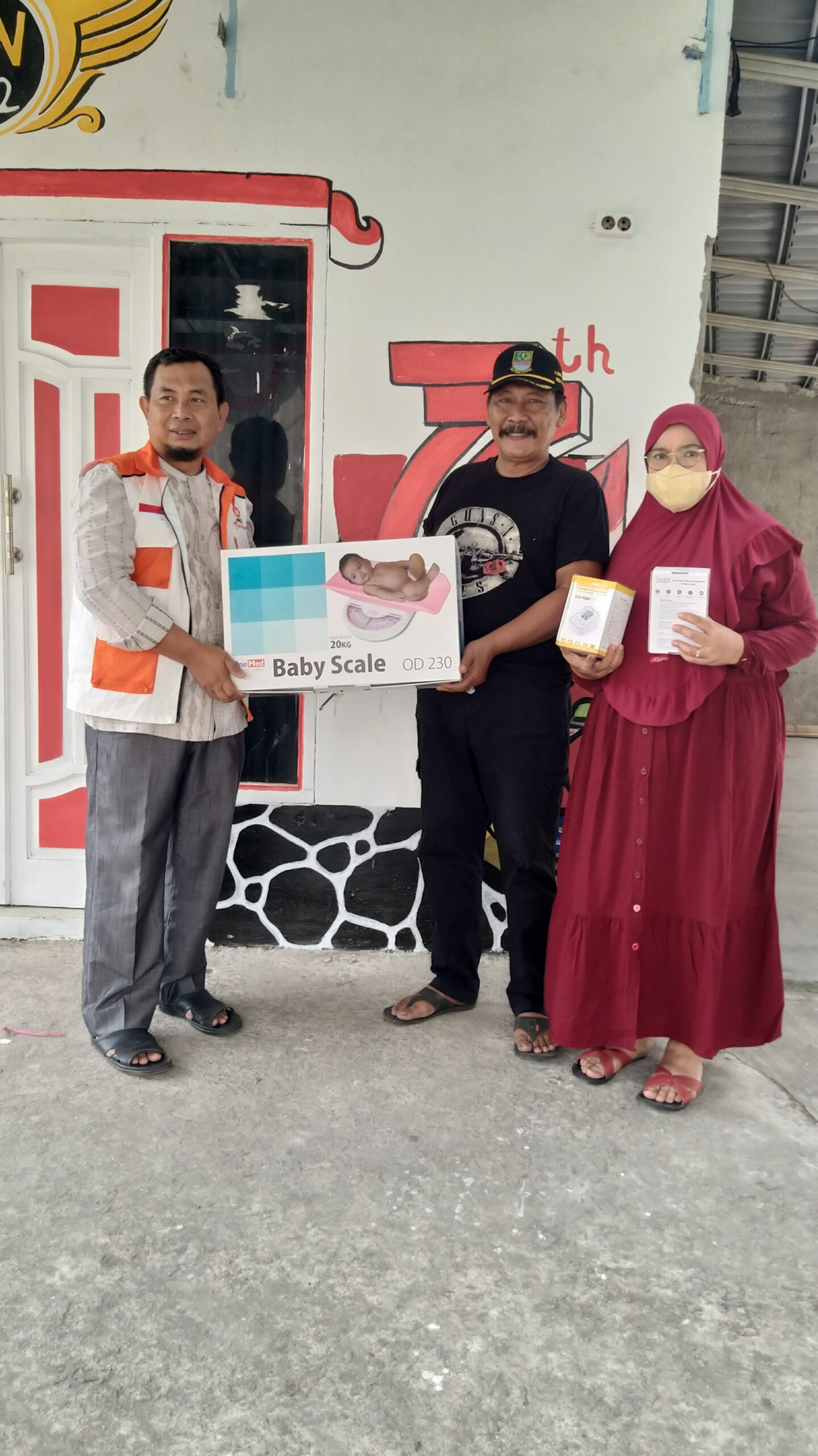 DR Ayub Berikan Bantuan Untuk Posyandu