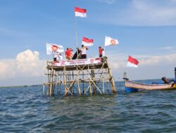 Peringati HUT Kemerdekaan RI, PKS Kabupaten Bekasi Gelar Upacara Bendera di Laut