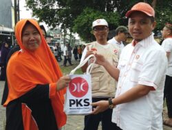 Hadiri BOE PKS Tambun Selatan Erwyn Kurniawan Bagikan Doorprize Kepada Pengunjung