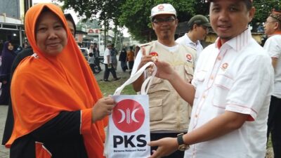 Hadiri BOE PKS Tambun Selatan Erwyn Kurniawan Bagikan Doorprize Kepada Pengunjung