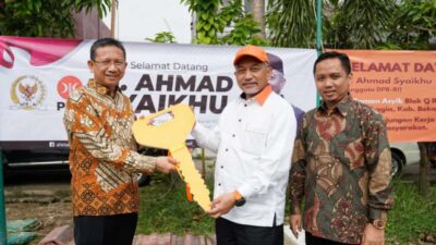 Syaikhu Serahkan Mobil Operasional untuk DPD PKS Kabupaten Bekasi