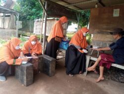 Adakan Pelayanan Kesehatan Gratis, PKS Cibening Datangi Rumah Warga