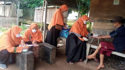 Adakan Pelayanan Kesehatan Gratis, PKS Cibening Datangi Rumah Warga