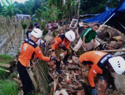 Sering Banjir, Relawan PKS Bersihkan Saluran Air Dari Puing-Puing Gempa Cianjur