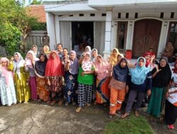 PKS Menyapa Warga Sertajaya, Berikan Bantuan Kacamata Plus Untuk Orangtua