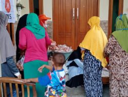 Harga Telur Meroket, Santika PKS Bekasi Adakan Baksos Telur Murah