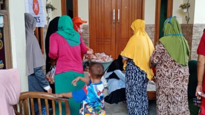 Harga Telur Meroket, Santika PKS Bekasi Adakan Baksos Telur Murah