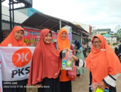 Peringati Hari Ibu, PKS Taman Rahayu Bagikan Bingkisan