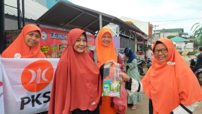 Peringati Hari Ibu, PKS Taman Rahayu Bagikan Bingkisan