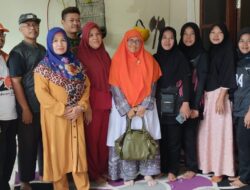 Sambangi RW 15 Desa Lubang Buaya, Fatmah Hanum Diserbu Ibu-Ibu Volleymania