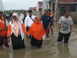 Empat Hari Banjir Belum Surut, Bacaleg Perempuan PKS Ini Serahkan Bantuan Untuk Korban Banjir di Srimahi