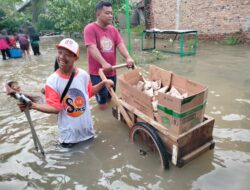 Banjir Cikarang Timur, Iqbal Seorang Disabilitas Sigap Bantu Warga