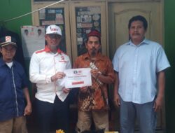 Ketua DPRa PKS Wanasari Serahkan Bantuan Kepada  Ketua RT Mustika Yang Atap Rumahnya Roboh