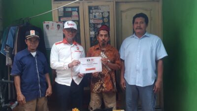Penyerahan Bantuan Dari Ketua DPRa Wanasari Kepada Slamet Widodo